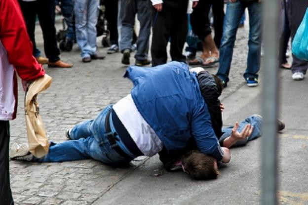 Τον έκανε μαύρο στο ξύλο, επειδή πείραξε την κόρη του